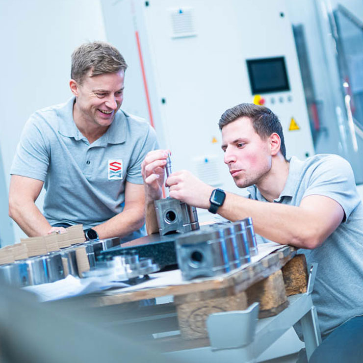 Mitarbeiter von Schönebecker Maschinen- und Werkzeugbau bei der Arbeit